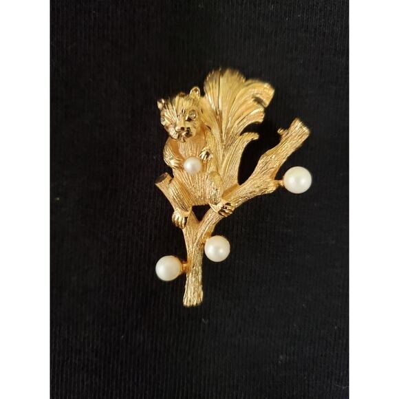 unknown Jewelry - Vintage Gold Tone Squirrel on Branch w/Pearl Beads